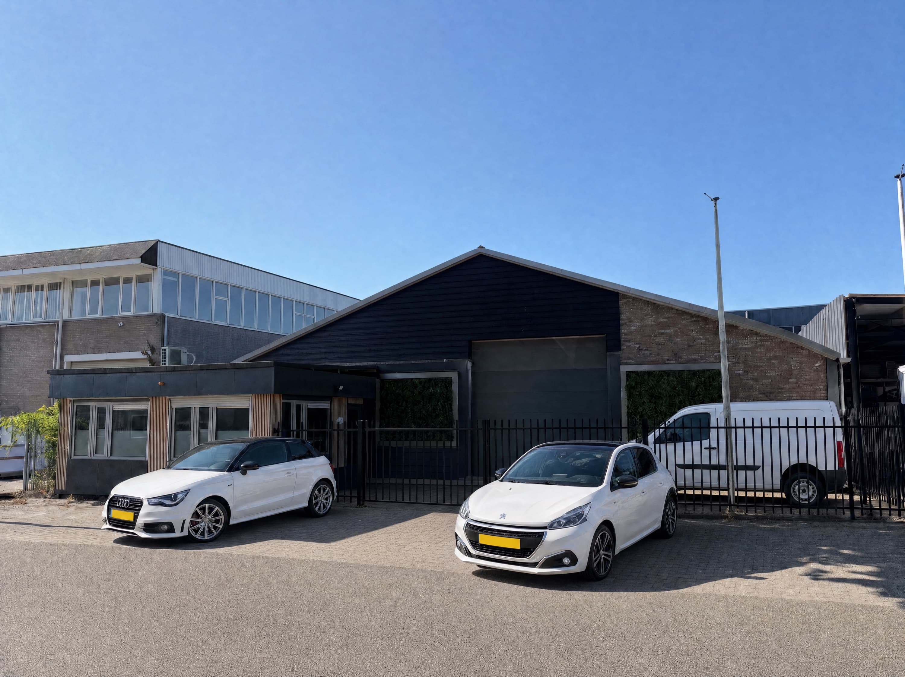 Het pand van Car By Appointment in Dongen met occasions op de oprit